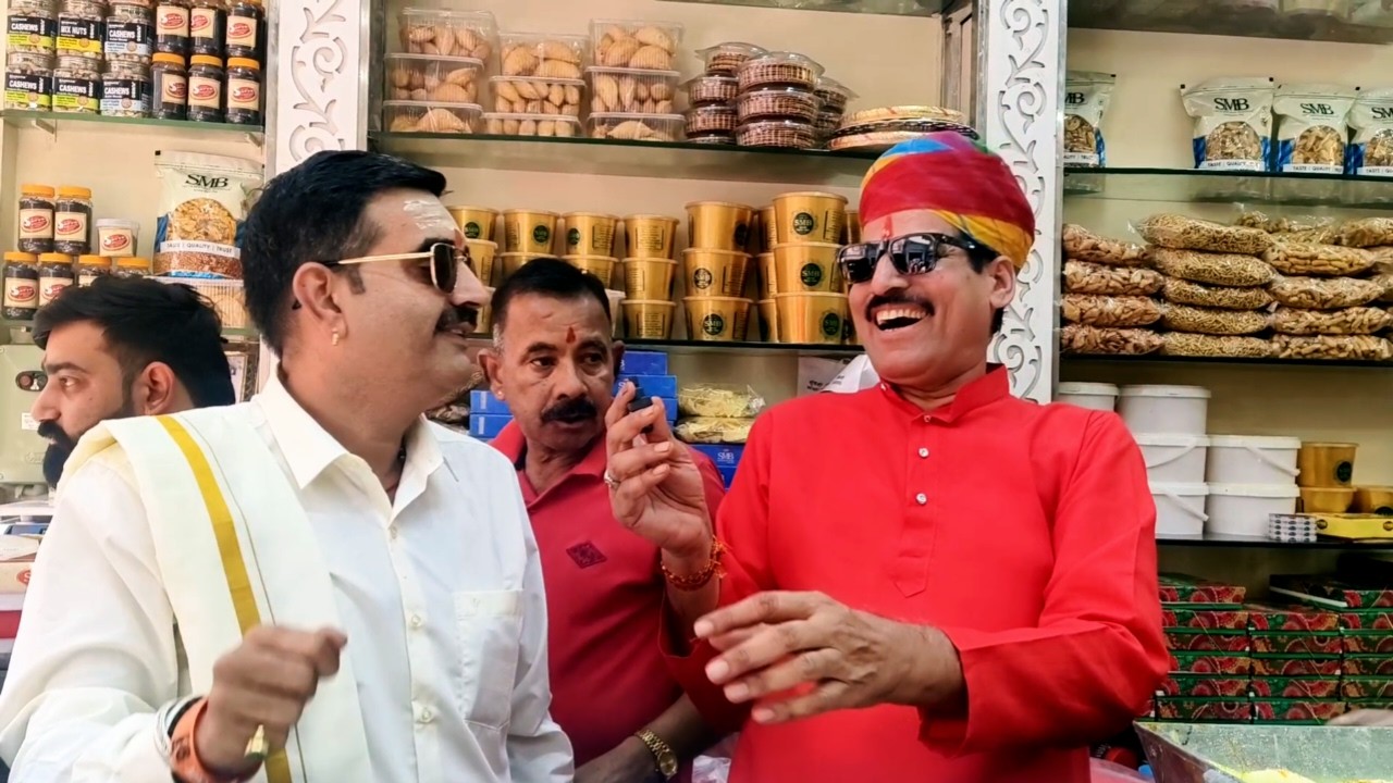 होली को मजो करो..घर मे मत पढ़या रो बार निकलो। बूढ़ा हो ज्याओला.. कठ गई होली की मस्ती