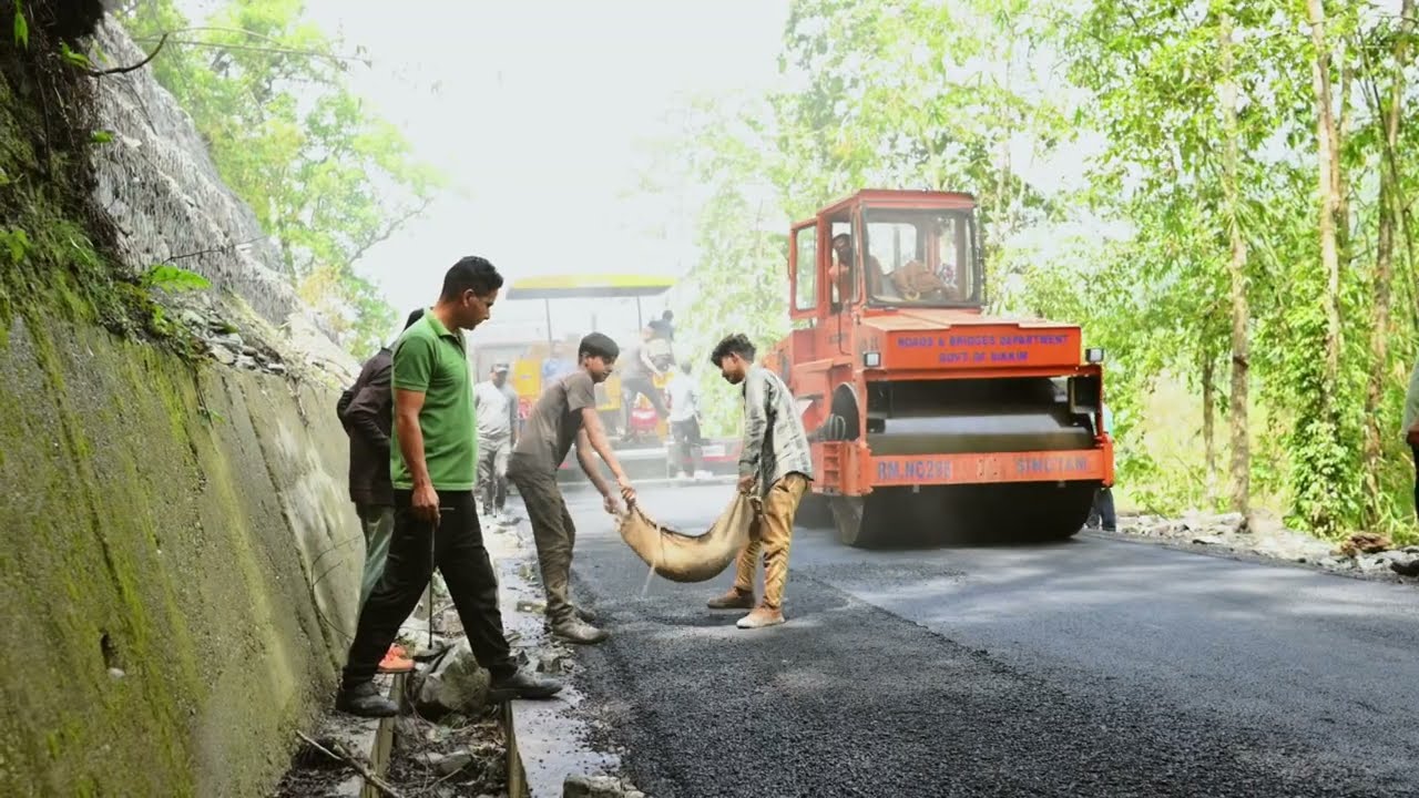 5 दिनमा 3 किलोमीटर 65 एमएमको डुगा-पाचेखानी (पूर्व सिक्किम) सड़क कार्पेटिङ पूरा।