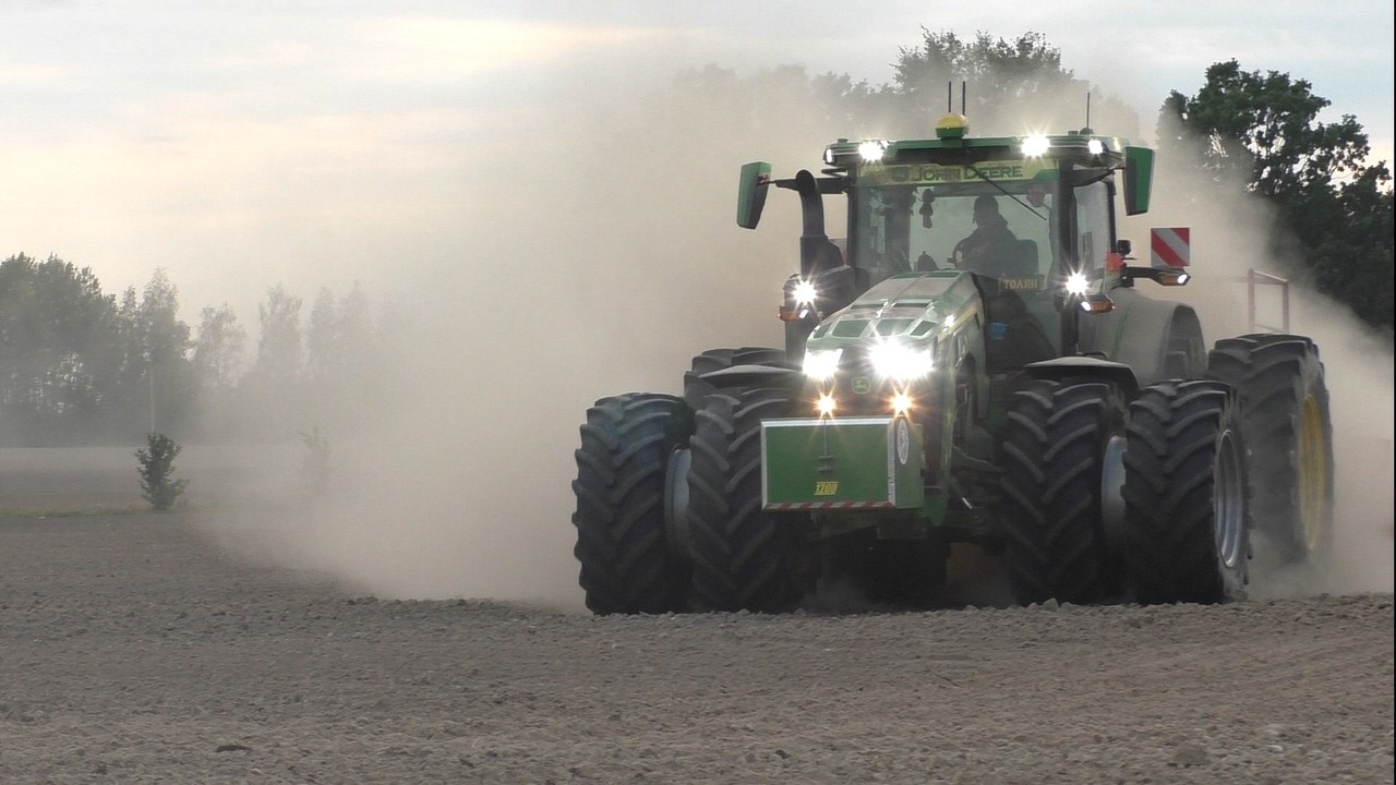 Высокоточный сев: Флагман John Deere 8R 410 с Horsch Pronto в деревне Добучин