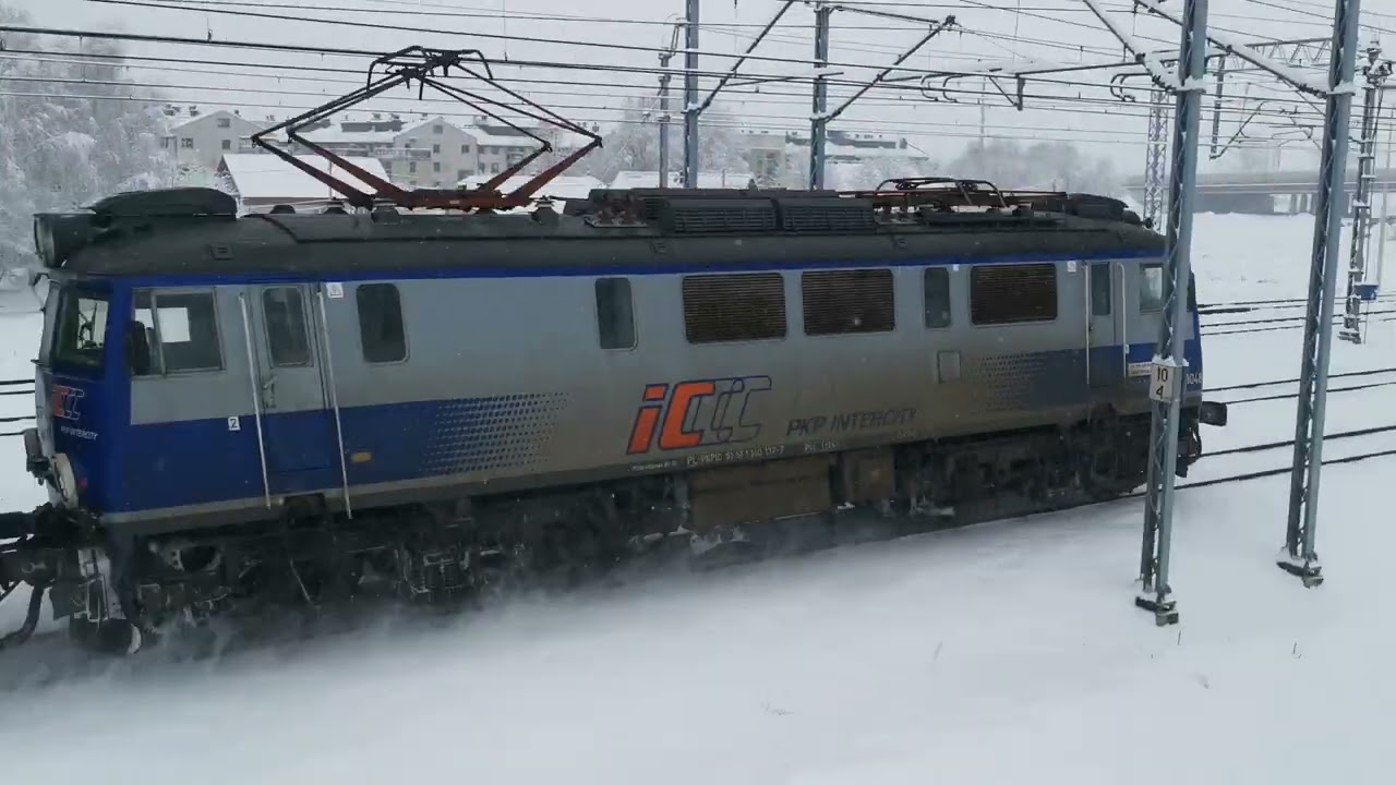 EP07-1048 , IC 30100 Malinowski mijanka z IC 3808 Wycz&oacute;łkowski
