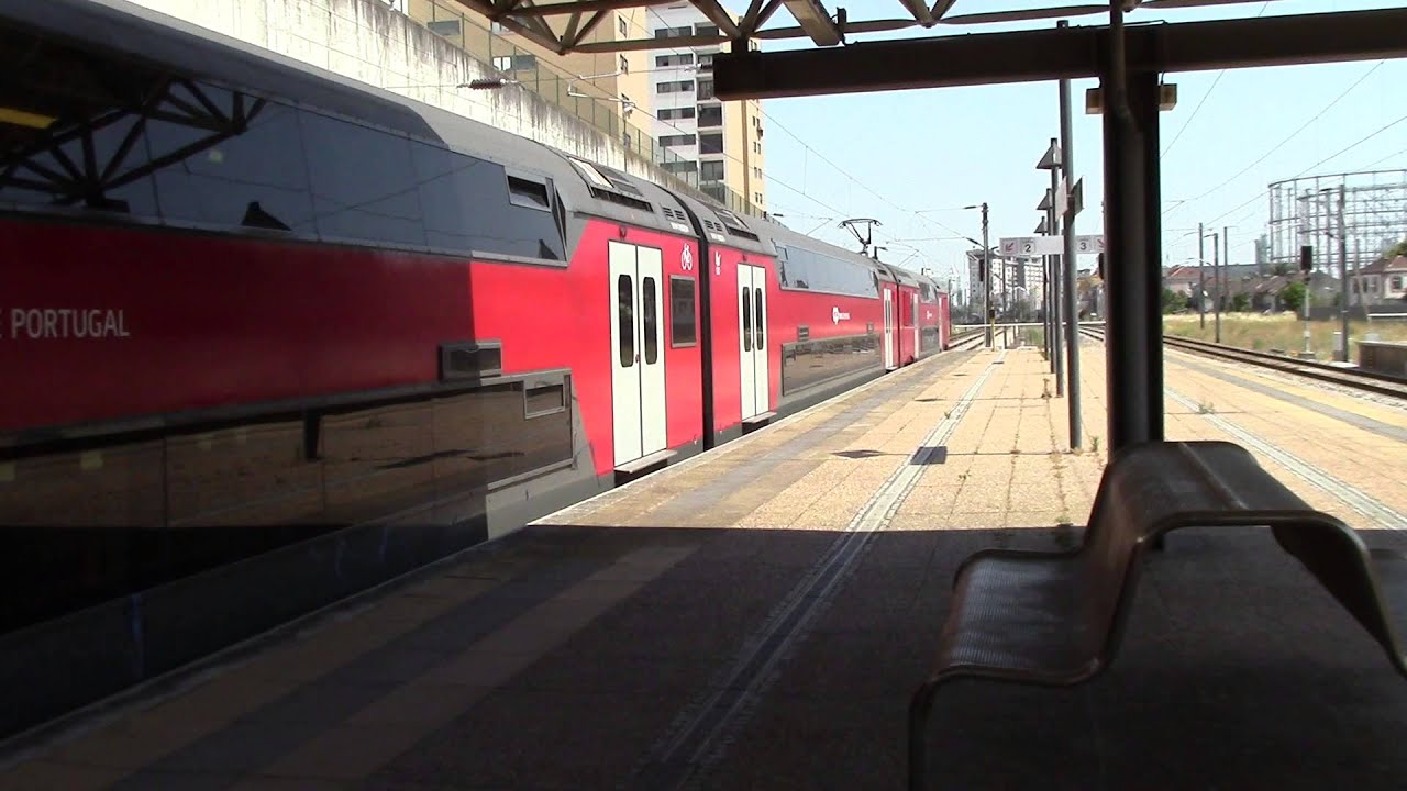 Comboios de Portugal 3500 EMU 3520 arrives at Braço de Prata Station
