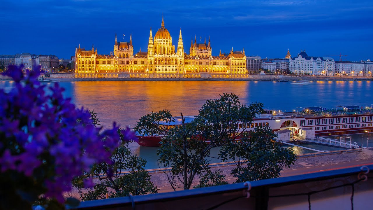 Danube by night in Budapest in 4K