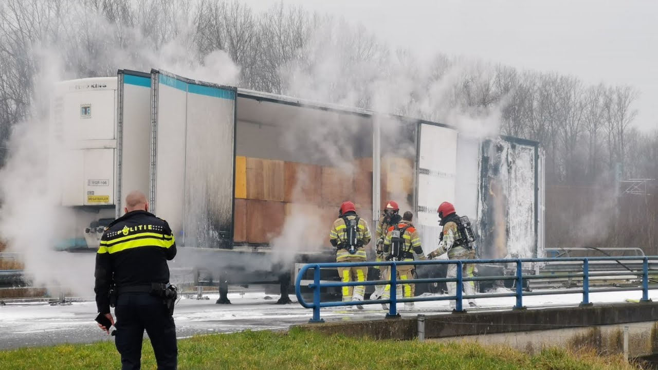 Vrachtwagen in brand bij Lelystad, weg twee uur afgesloten