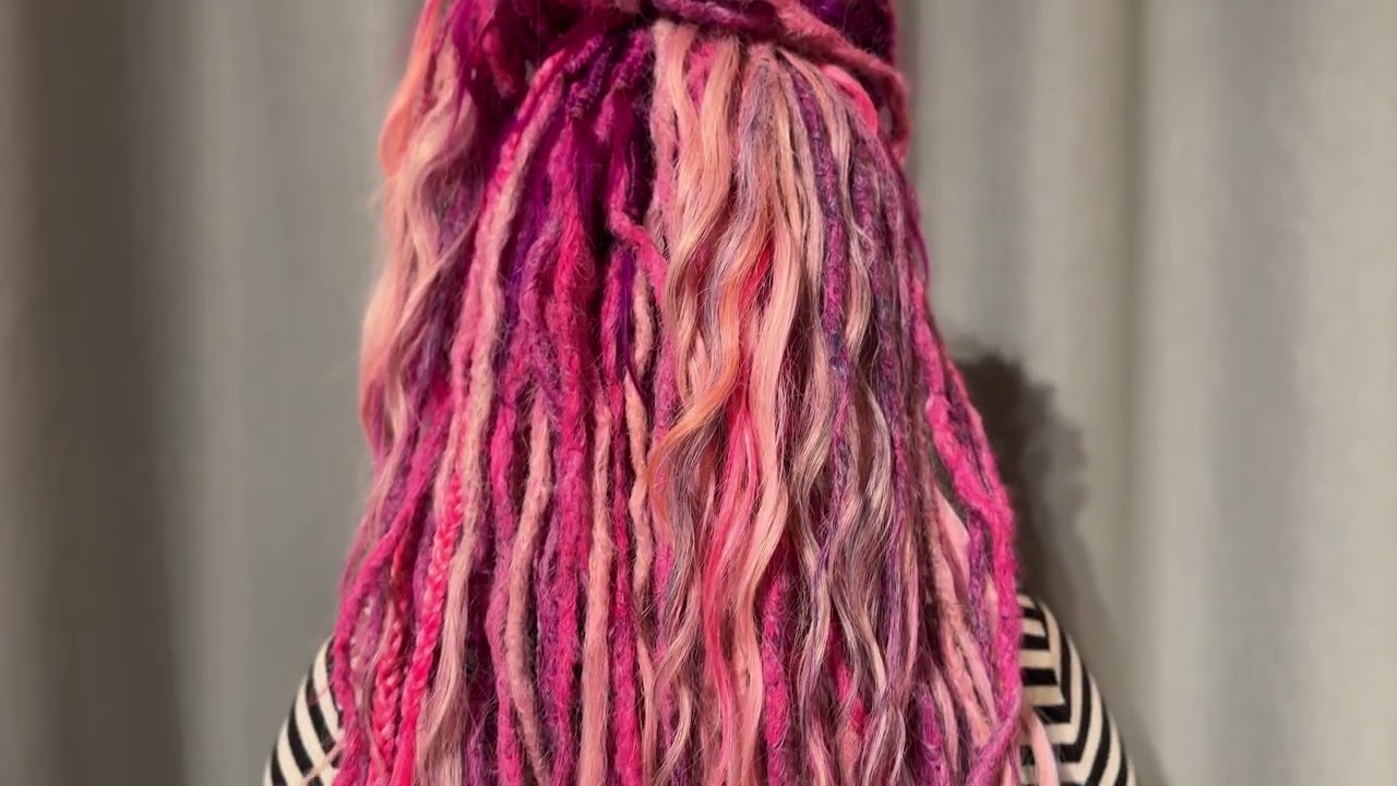 Rosa syntetiska dreadlocks skapade och insatta av Seienstyle dreadlocks salong stockholm