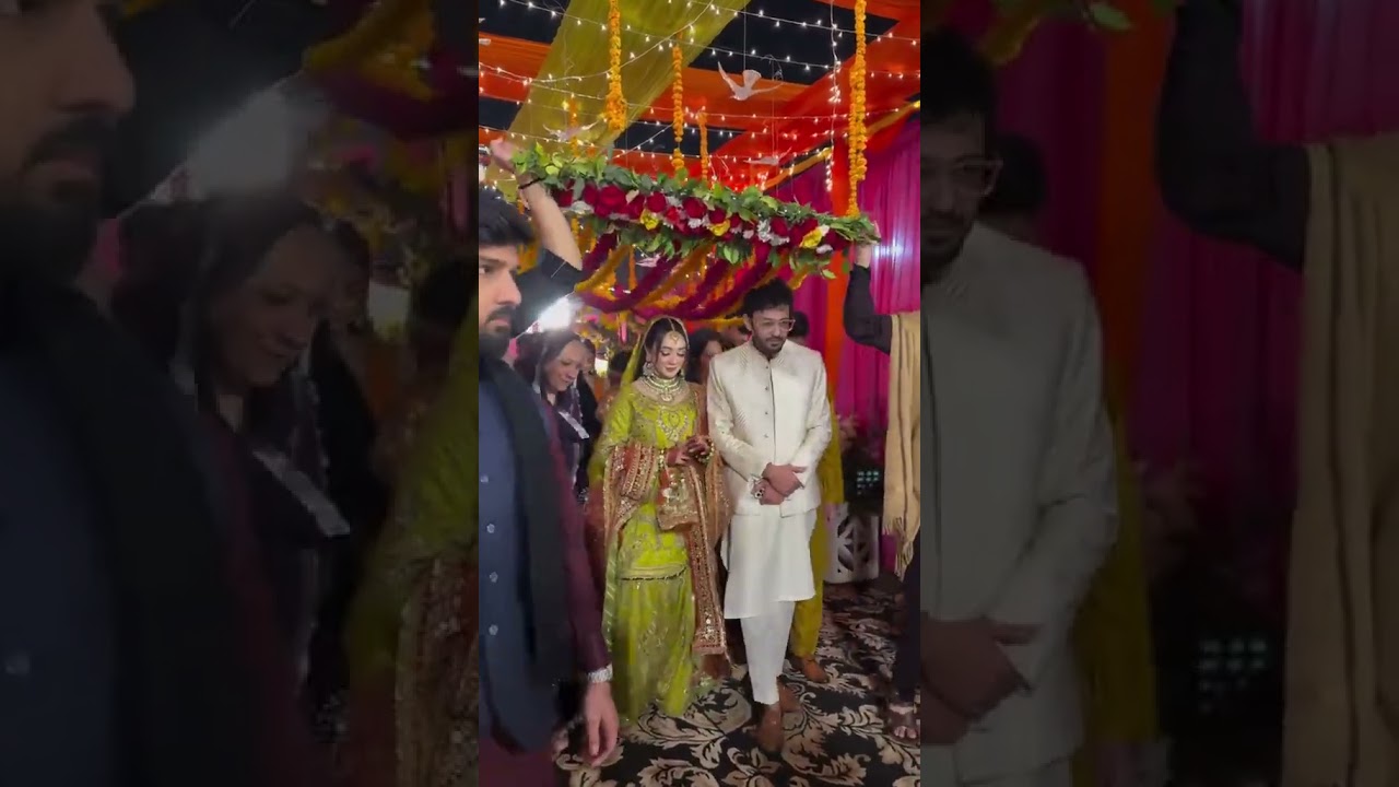 Eman Mehendi entry #wedding #rajabfamily #rajab #rajabvlog #eman #mehendi #dance @rajabbutt94
