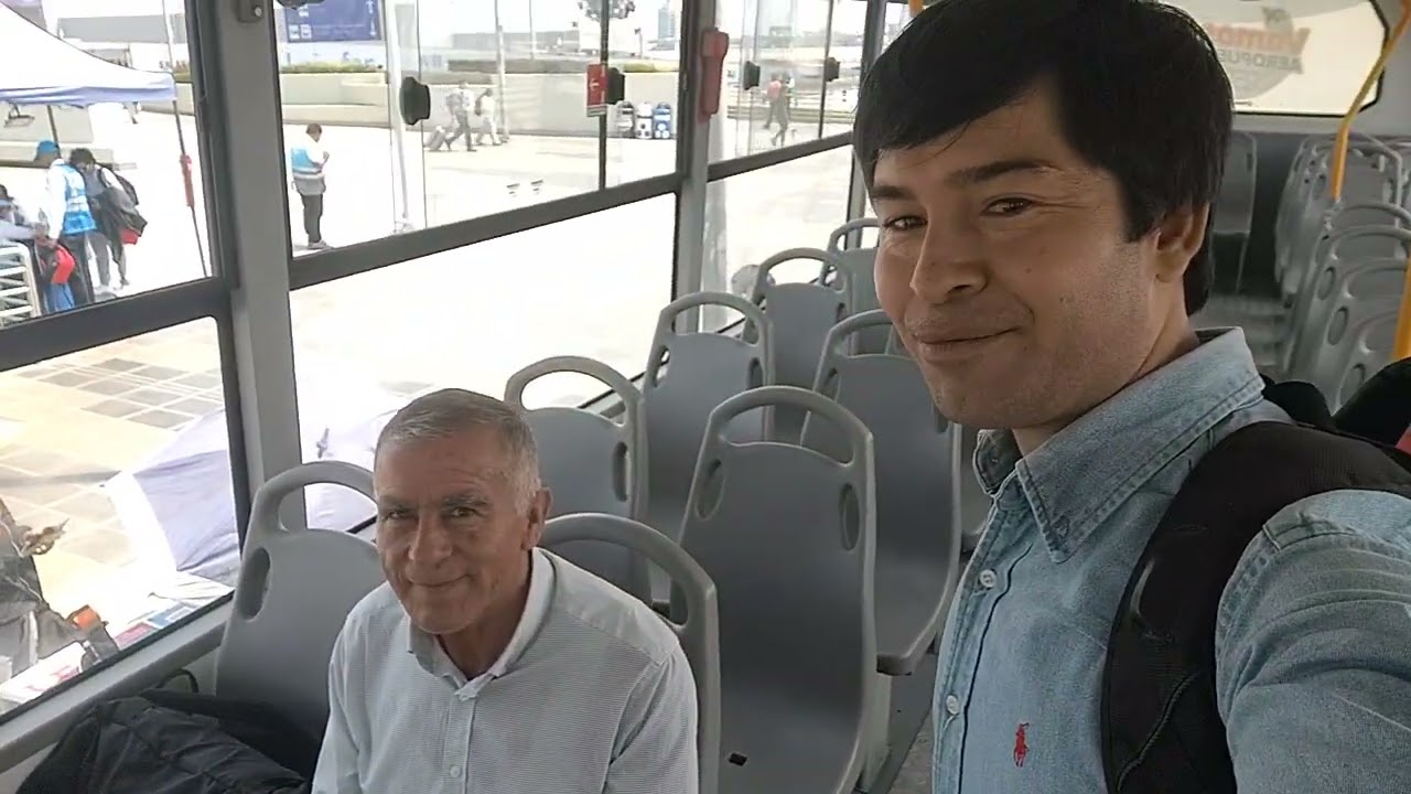 Me encontré con mi tío Shato y mi sobrina La Tony dentro del aeropuerto.