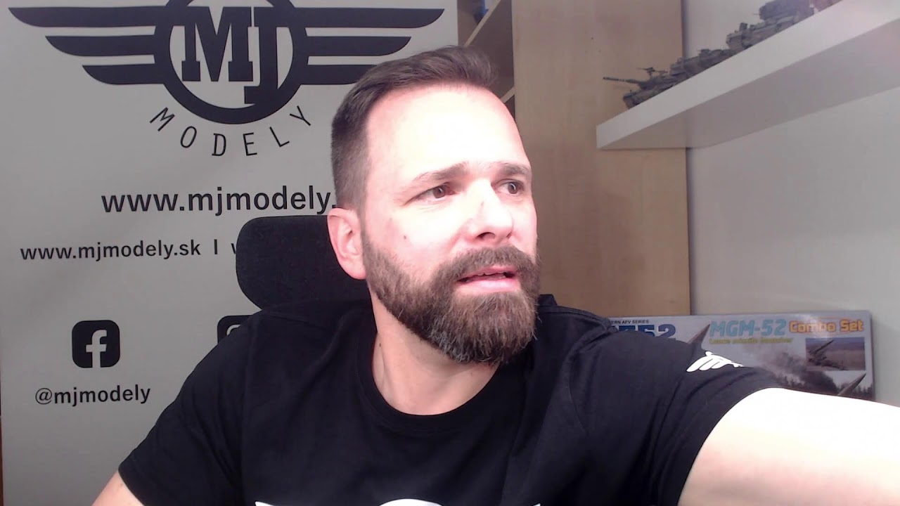 Večerní posezení s modeláři - těžký život bez kompresoru, ale pořád sranda.