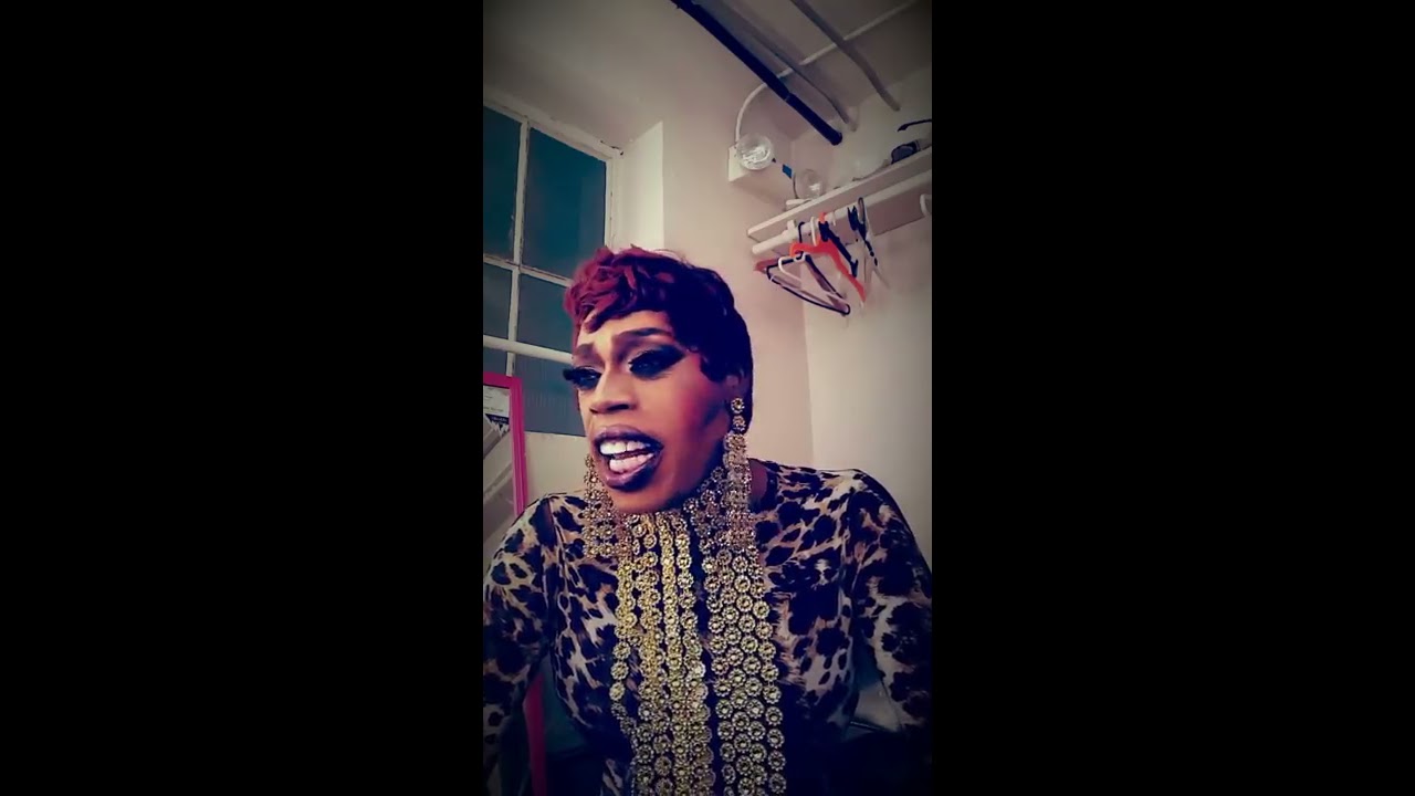 Jasmine Masters eating ass