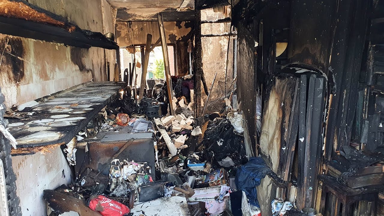 Enschede: Echtpaar ziet hun huis verwoest door brandstichting