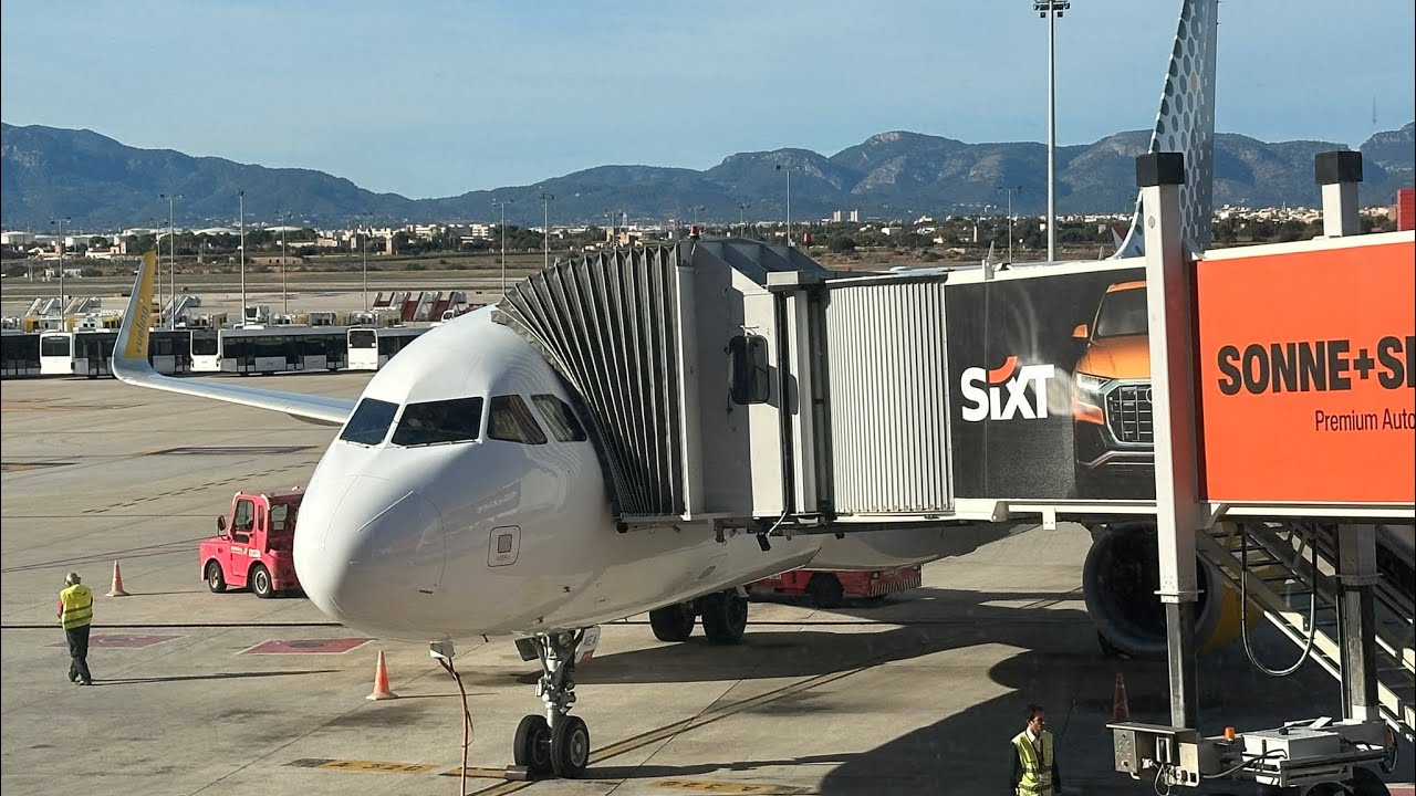 Vueling Airbus A320 despegando del aeropuerto de Palma de Mallorca