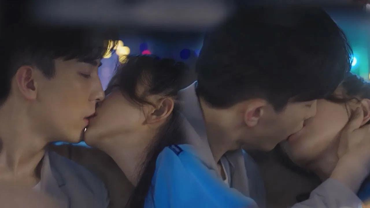 Чжоу пьян и целует Ран, он наконец перестает скрывать любовь и целует ее в ответ.