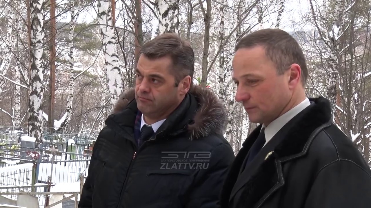 Начальник Пограничного управления ФСБ по Челябинской области посетил могилу Виталия Рязанова