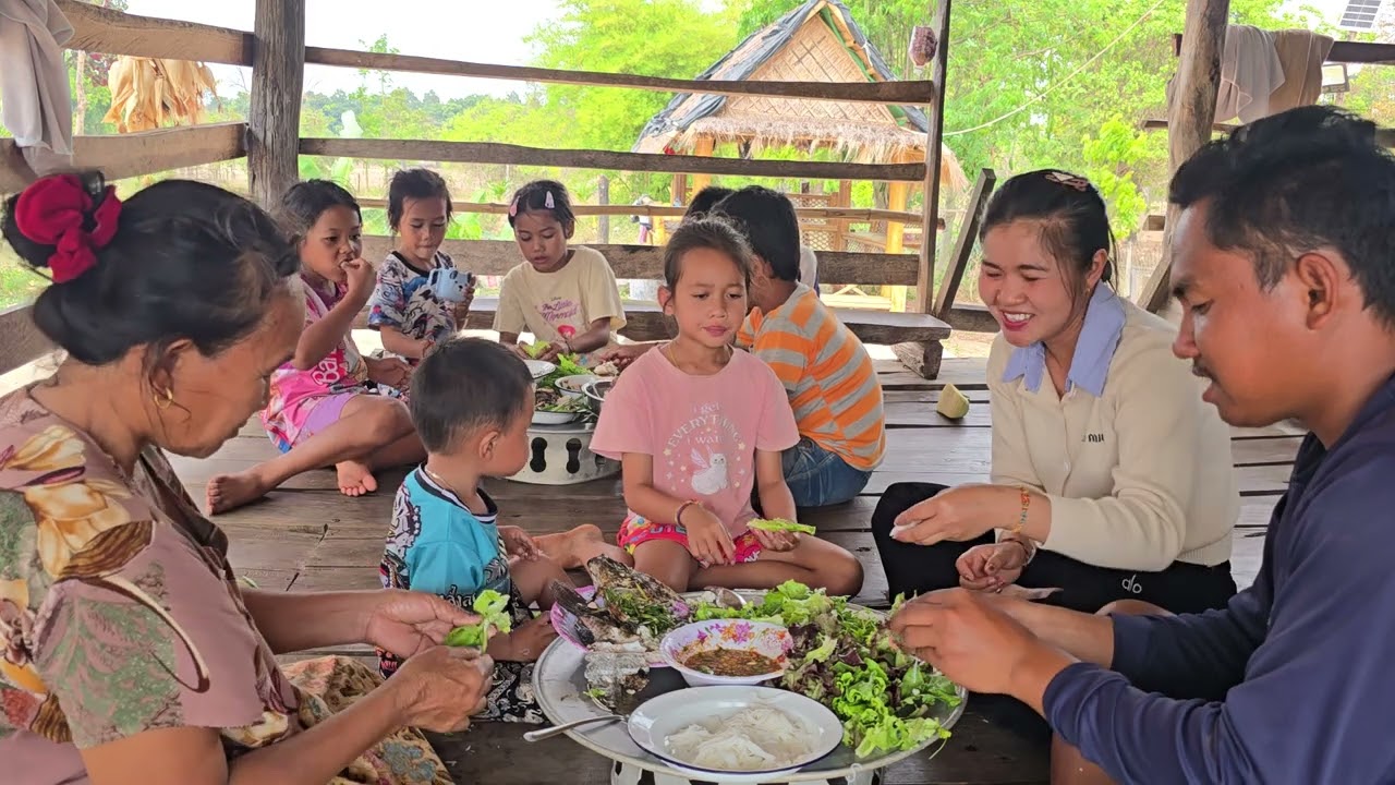 ทำเมี่ยงปลาเผาให้เด็กๆ ขอบคุณคุณป้าที่เลี้ยงอี่มกันทั่ว