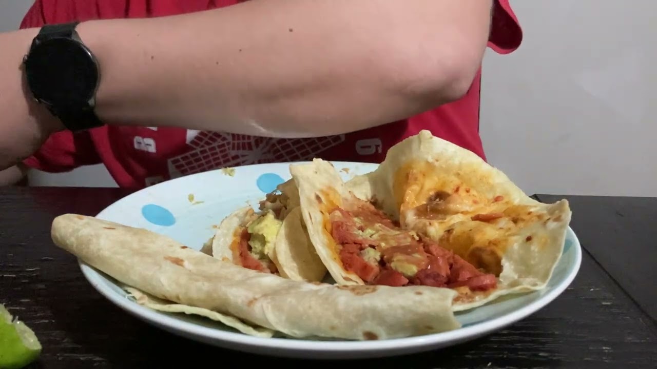 ASMR- COMIENDO TACOS Y BURRITOS ( usar audífonos)