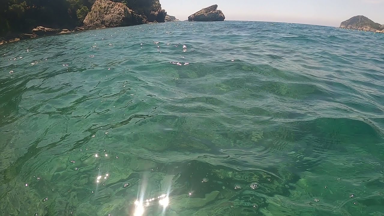 Snorkeling na Korfu w lazurowym morzu w Zatoce Liapades