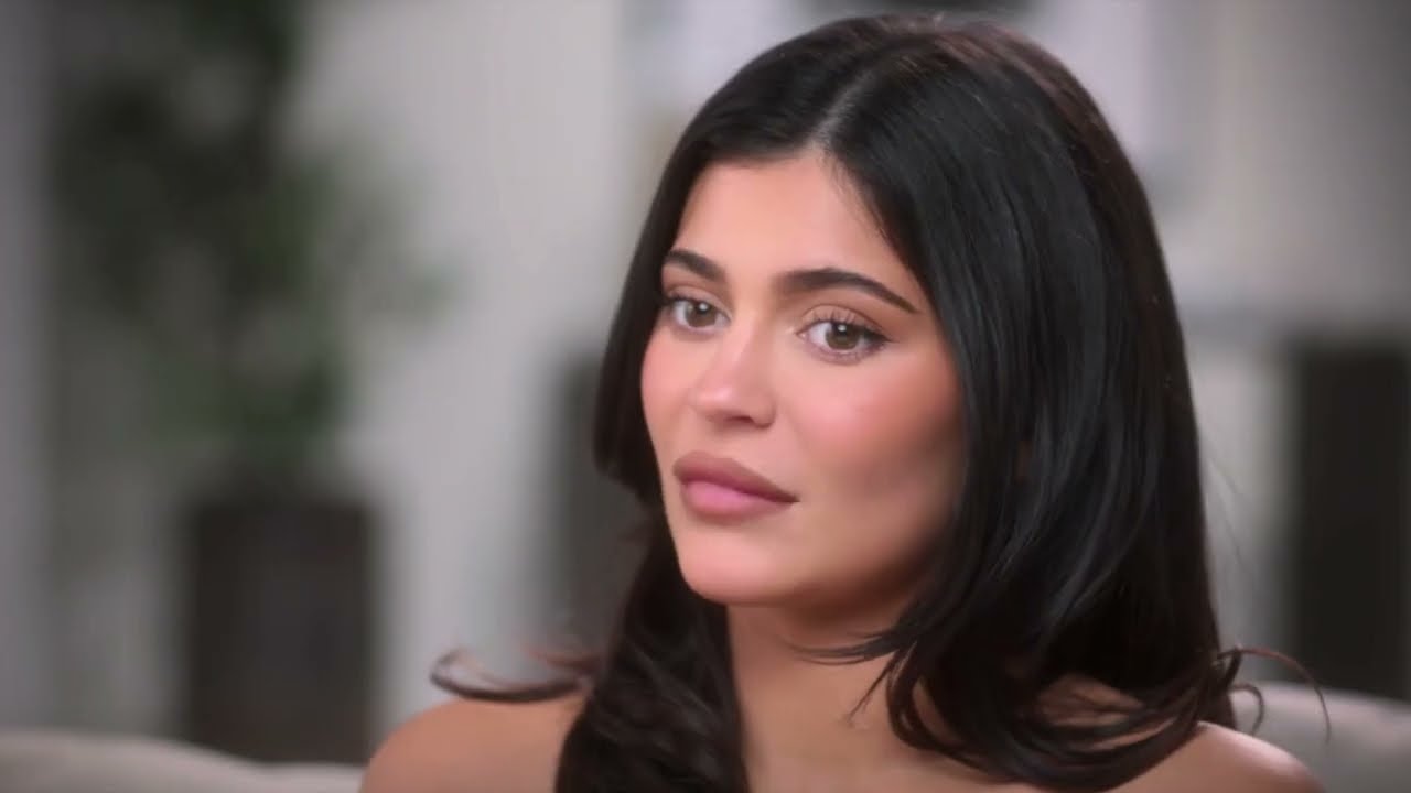 Kendall and Kylie being called sluts as teenagers at the mall by paps @ 16yr THE KARDASHAINS S3 EP10