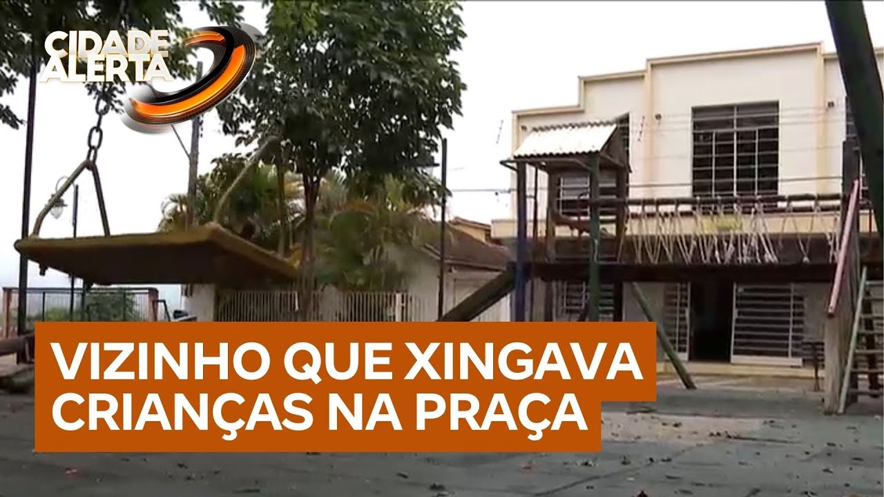 Vizinho se irrita com alegria das crianças e joga ‘bombinhas’ em parquinho público