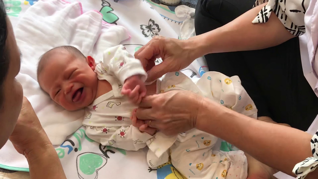 Cách mát xa va tắm bé sơ sinh các Mom cần biết PHẦN 3 - VỆ SINH RỐN VA TAI MŨI CHO BÉ   - Minh Vừng