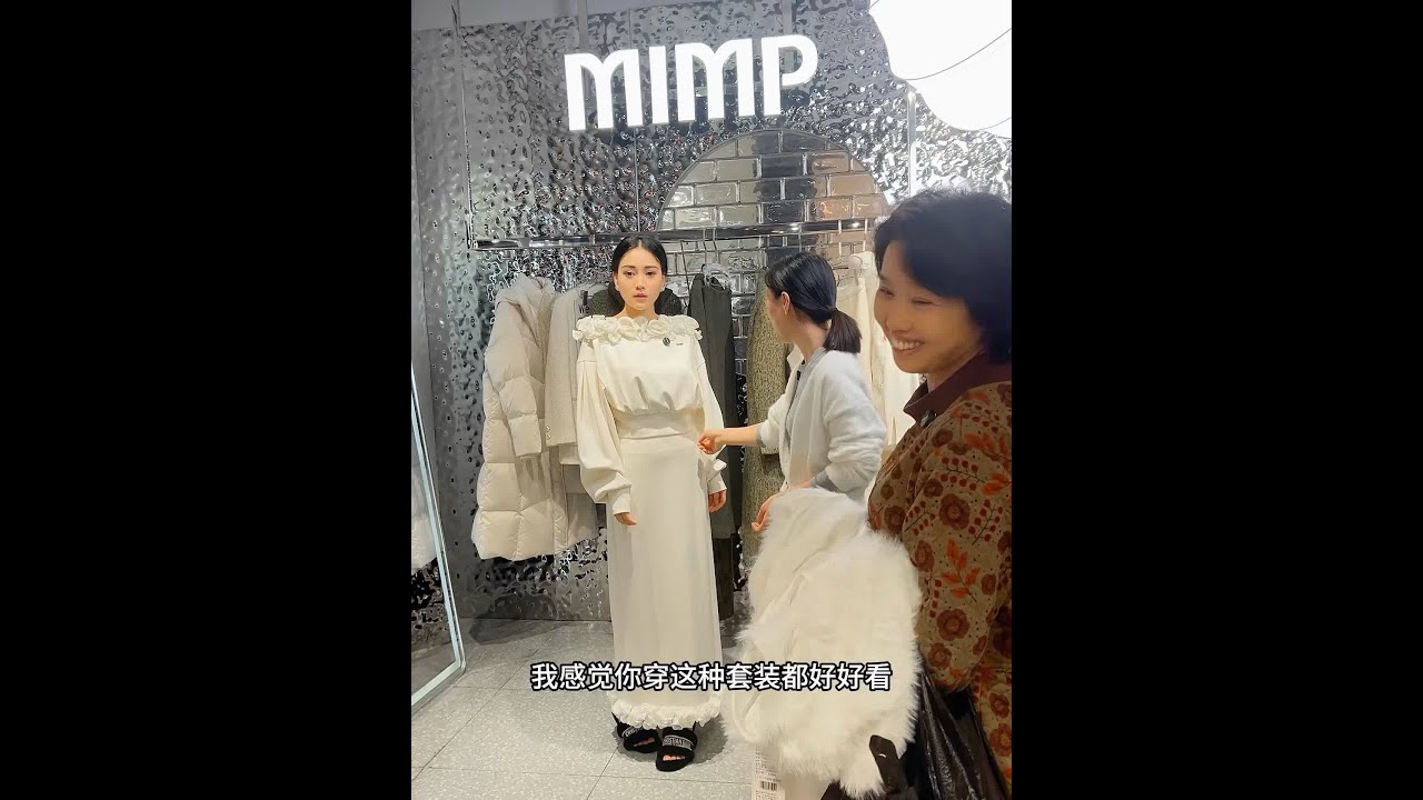 姐妹们，今天去深圳的批发市场买衣服了，和两个阿姨在外边吃晚饭 哪一件衣服好看？#艾小菲 #记录真实生活 #护肤 #保姆