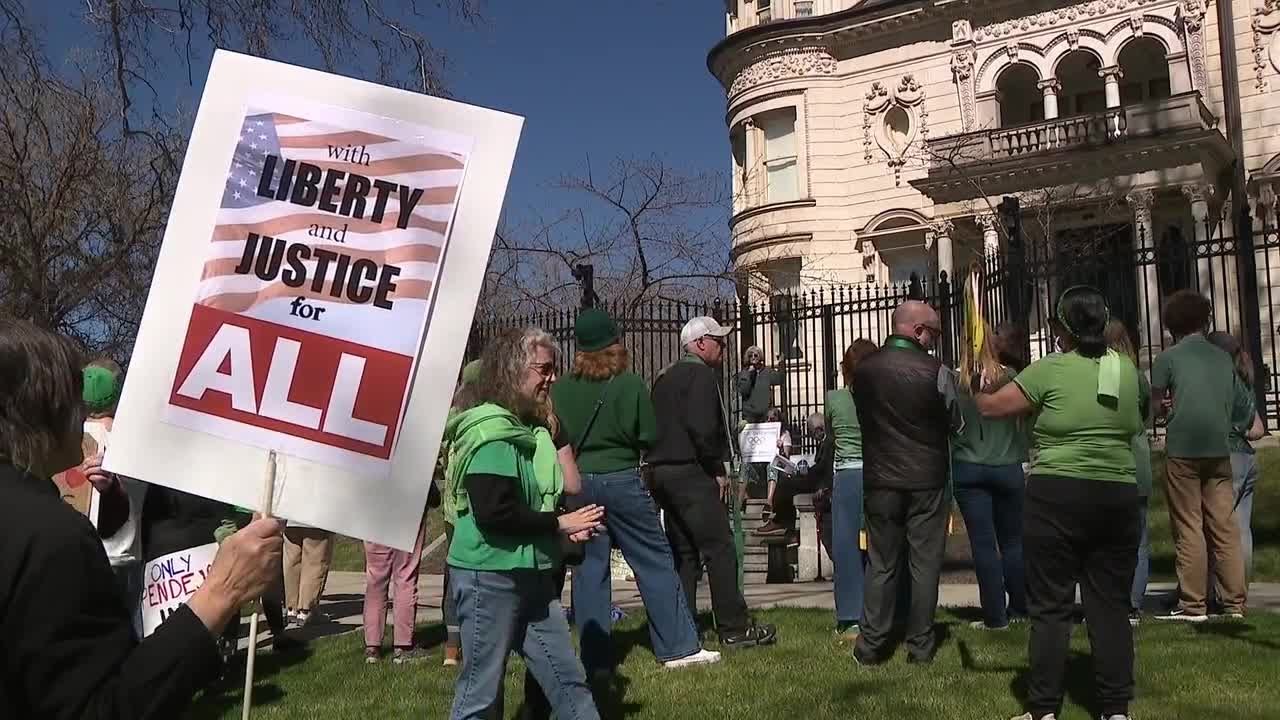«Поющее сопротивление» возглавило протест у резиденции губернатора штата Юта из-за объекта иммигр...