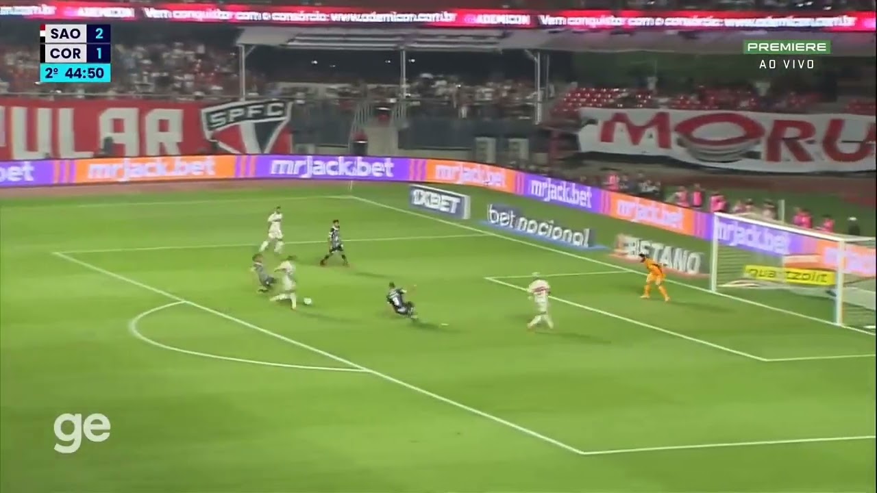 James Rodrigues d&aacute; passe genial contra o Corinthians mas Welington desperdi&ccedil;a chance