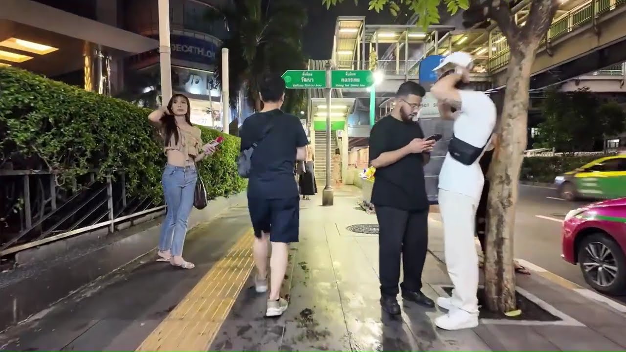 Bangkok at 2AM!  Late Night Walk on THERMAE CAFE & SUKHUMVIT SOI 4 | The City That Never Sleeps
