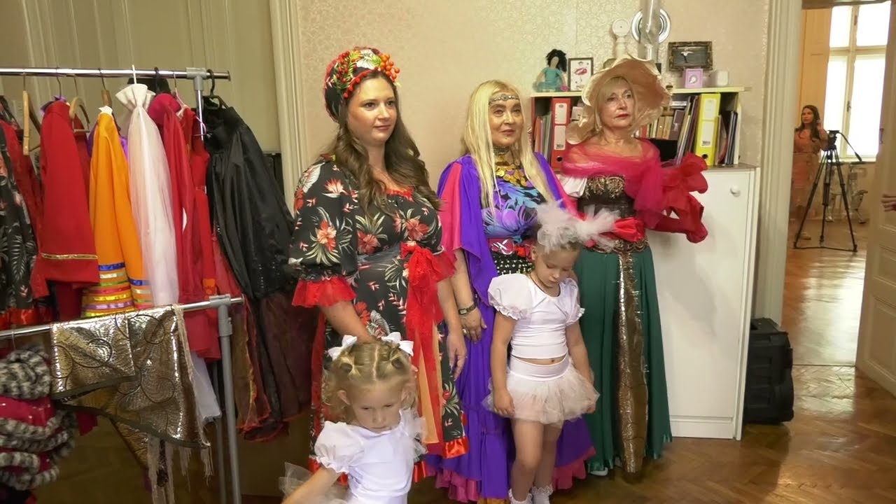 Ministarka uručila sertifikat za ručno krojenje i šivenje scenskih kostima Studiju "Mon Mirage"
