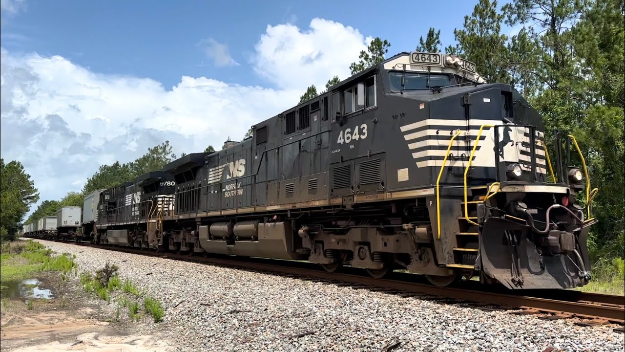 Norfolk Southern AC44C6M 4643 Leads NS 29F at Kent, FL