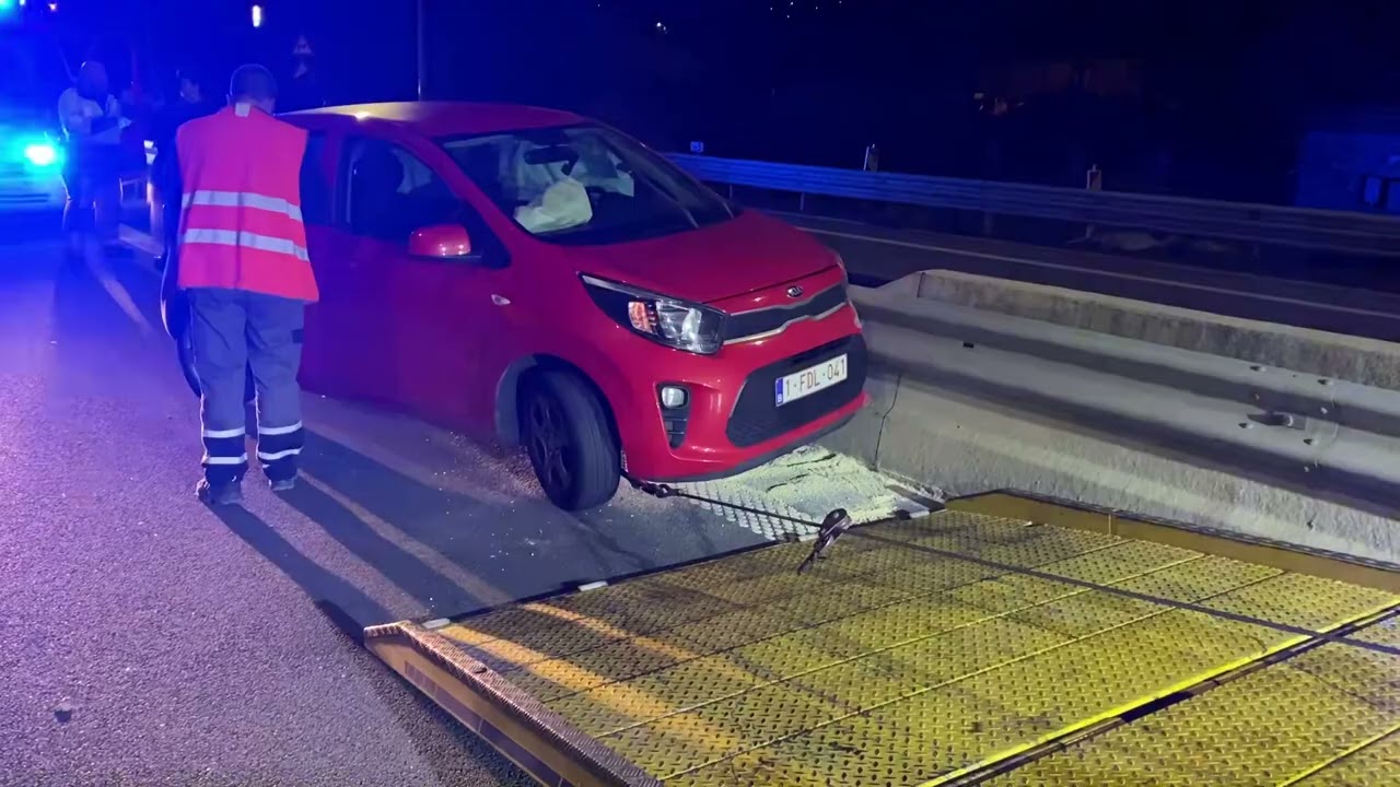 Accident, roue arrachée et posée sur la berne centrale