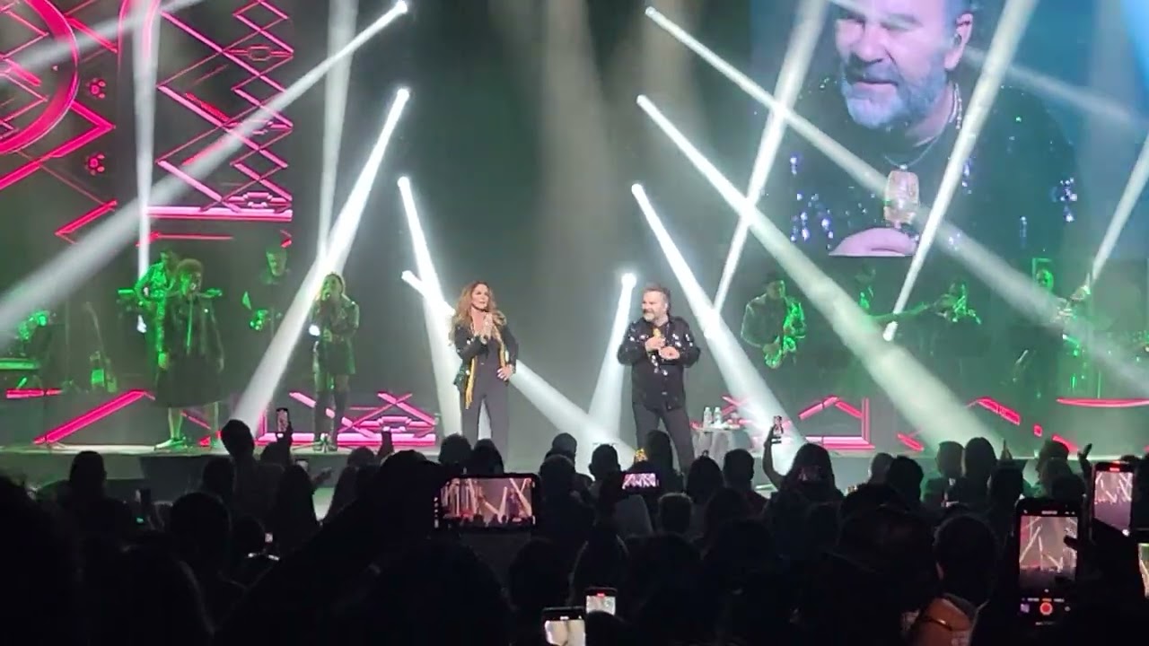 Lucero & Mijares Beso Inesperado 😲 / Popurri / Microsoft Theater LA Live 10-13-2022