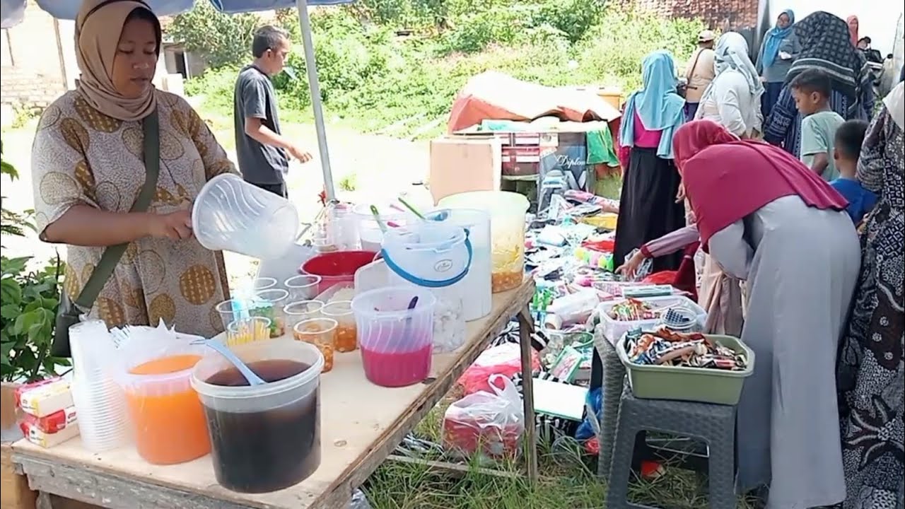PERTUNJUKAN HIBURAN DI PEDESAAN KEPULAUAN MADURA