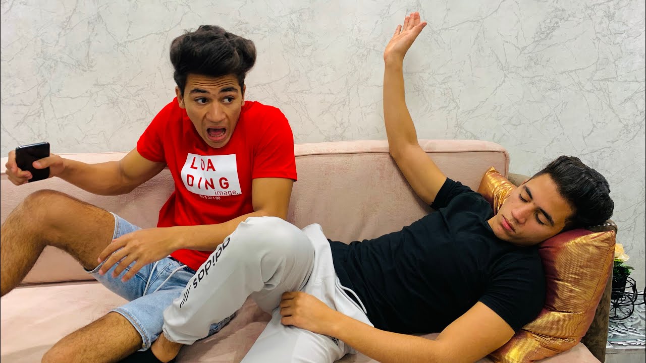 (مقلب)بتكلم وبضرب اخويا وأنا نايم 😂😂