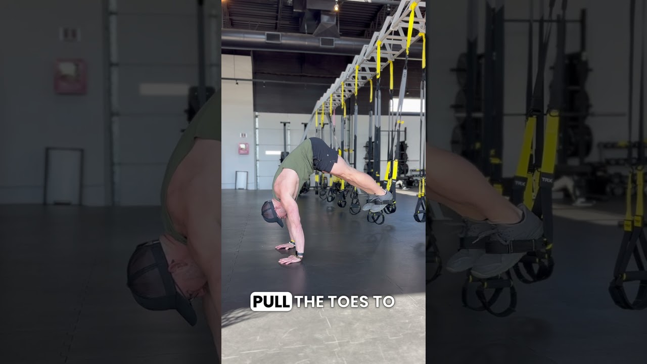 Как выполнять разгибание ног на TRX! Проработайте квадрицепсы с помощью этого крутого варианта. #...