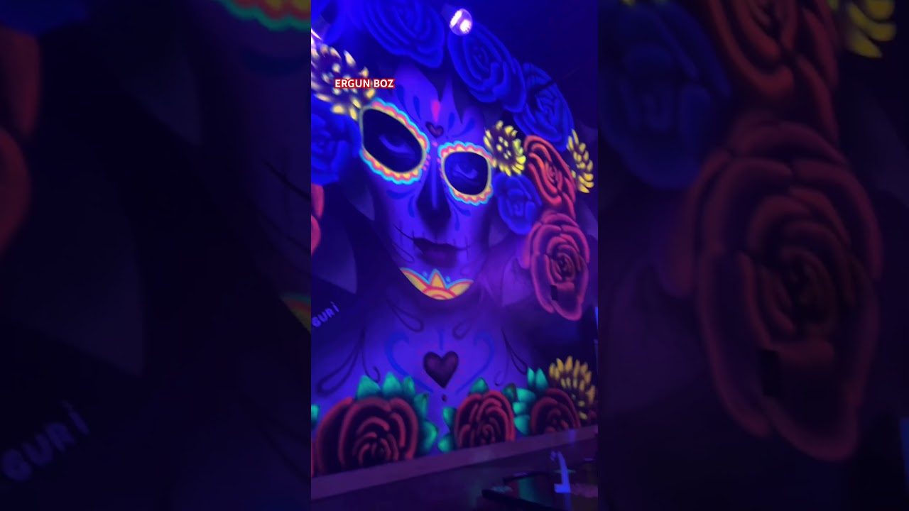 Amerikada restoran da  elemanlar eğlenerek çalışıyorlar 