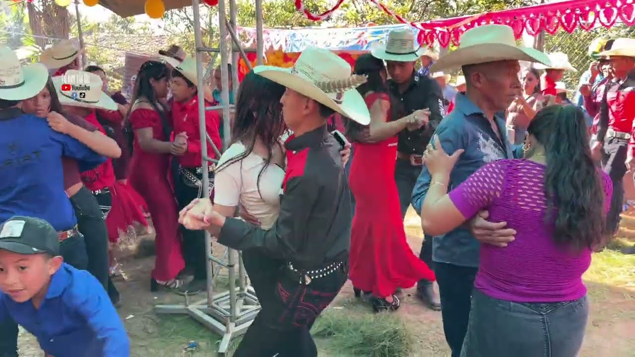 Aquí están las hermanas 👯‍♀️ con todo en el baile de 15 años 
