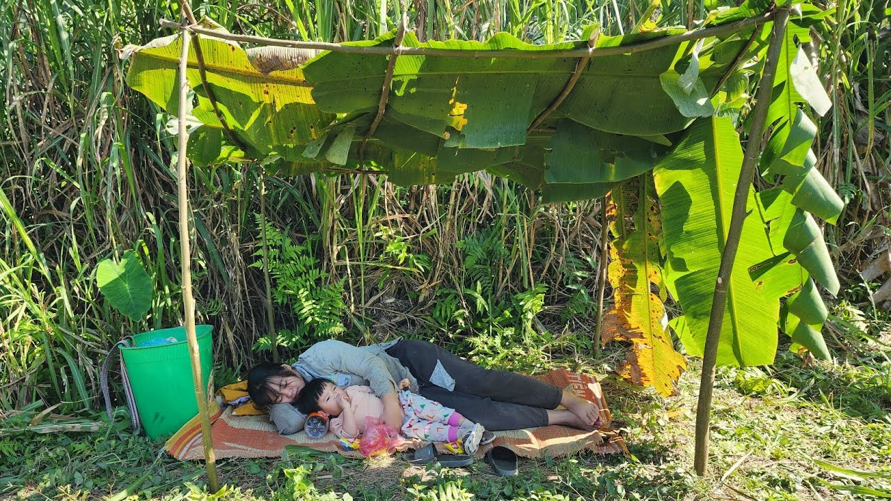 mother and child wandered around looking for rubbish to sell for food money, met bad guys