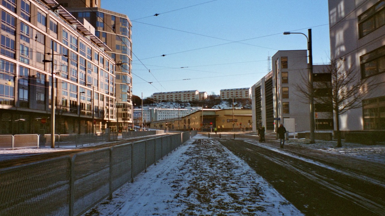 tr&ecirc;na nav bajar