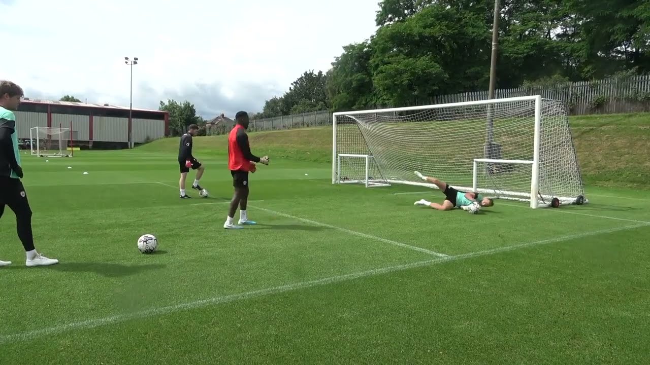 Barnsley F.C. | Goalkeeper Training | 1v1, Reaction Saves & Double Saves