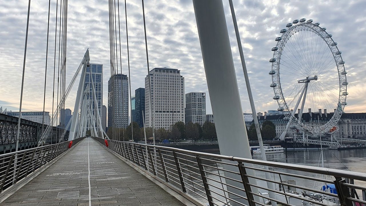 4K- LOCKDOWN WALK TO CHARING CROSS via HUNGERFORD BRIDGE TO LONDON EYE | Cloudy Day Autumn  2020