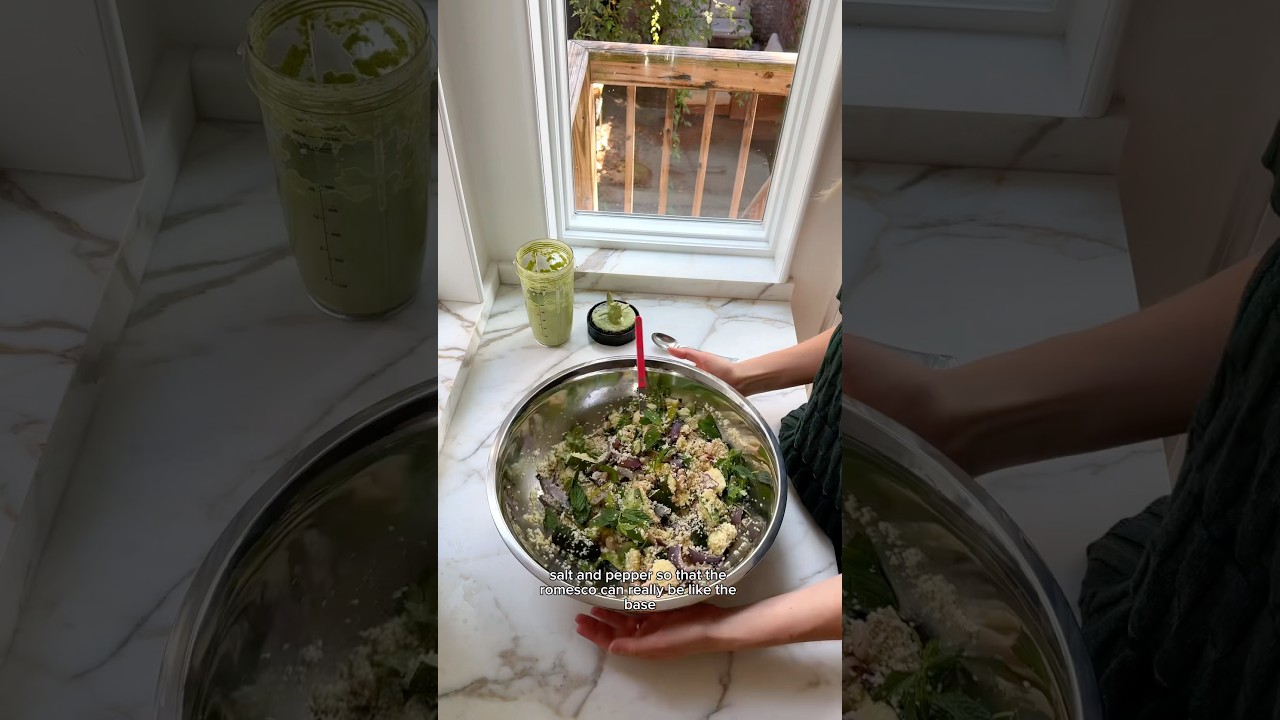 Зеленый салат с кускусом и соусом ромеско!