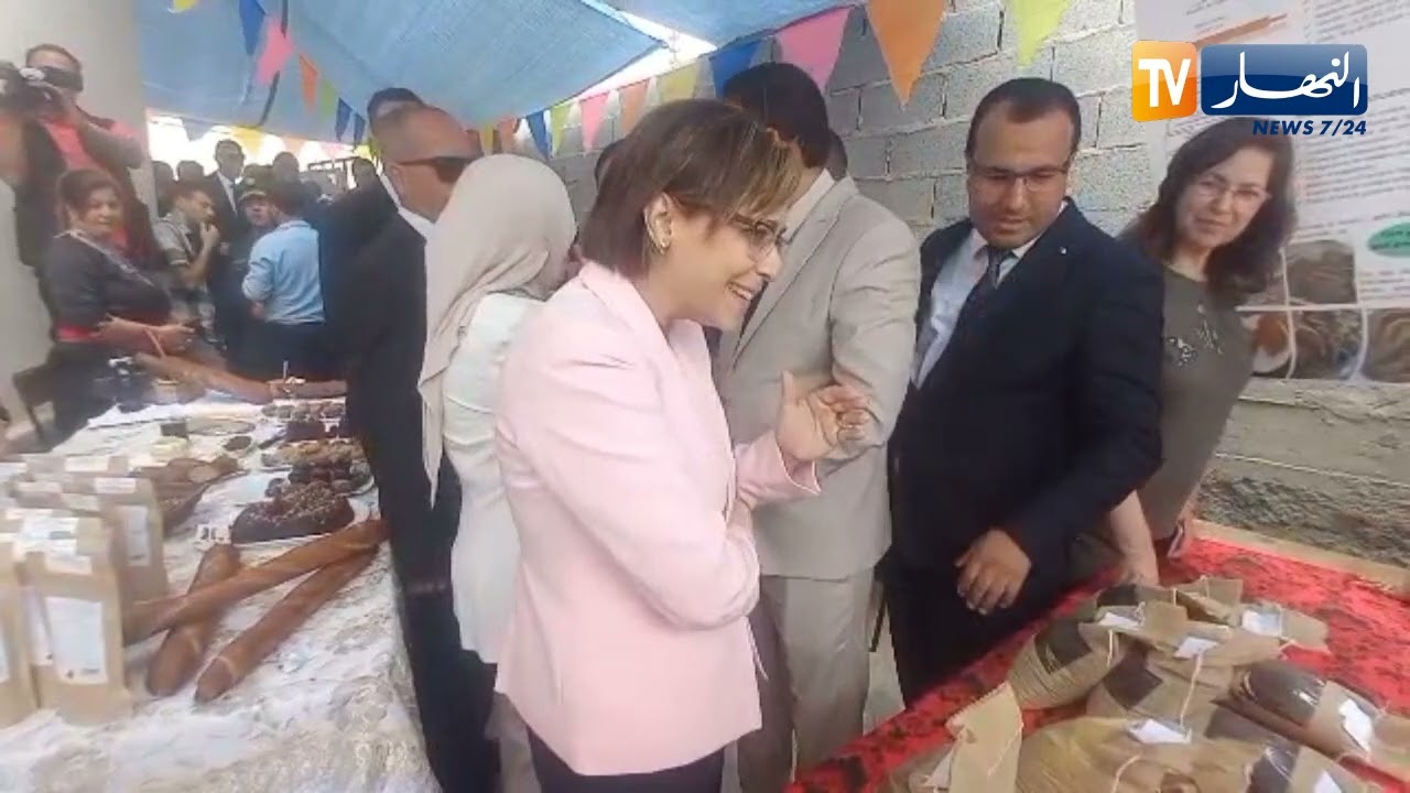 بجاية : وزيرة التضامن تتفاعل وتنبهر بالصناعات التقليدية للمرأة الريفية بقرية ايث إدريس