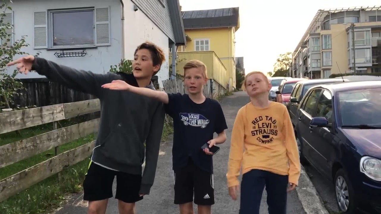 Crazy Man Klikker p&aring; oss Hopper p&aring; random folks trampoliner