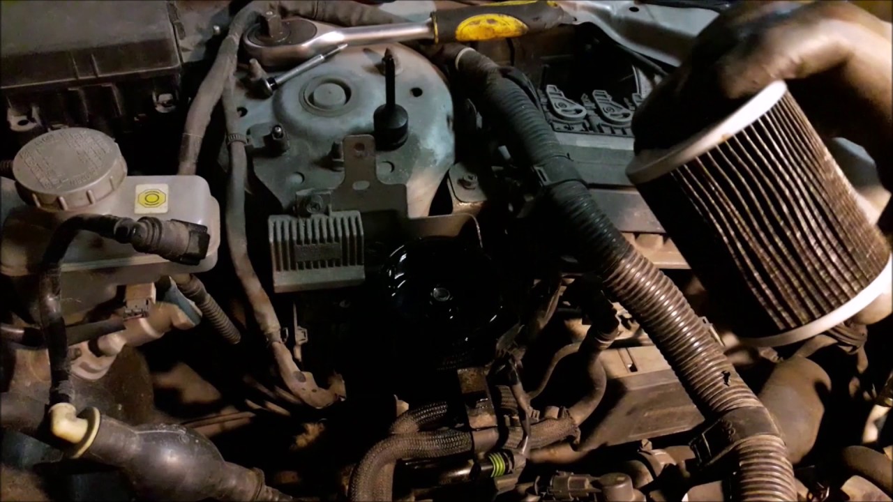 Suzuki Grand Vitara II 2007r. 1.9DDiS 129KM - wymiana filtrów i oleju w silniku.