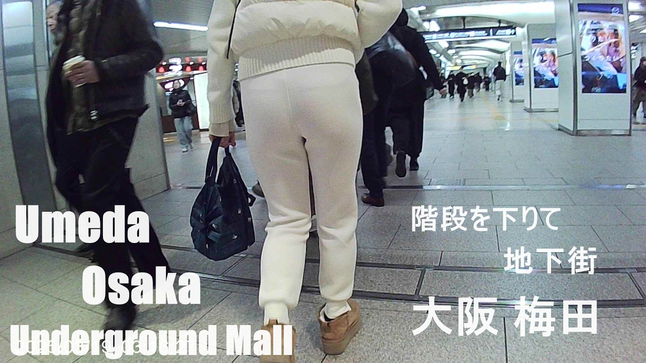 大阪 梅田　階段を下りて地下街へ　Down the Stairs to the Underground Mall in Umeda Osaka Japan