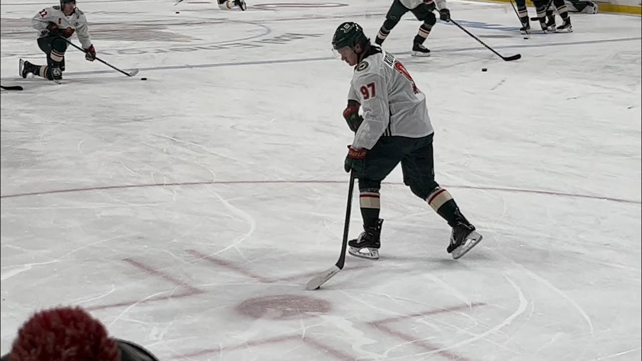 Kaprizov practicing his edge-work and handling (Капризов отрабатывает окантовку и хэндлинг)