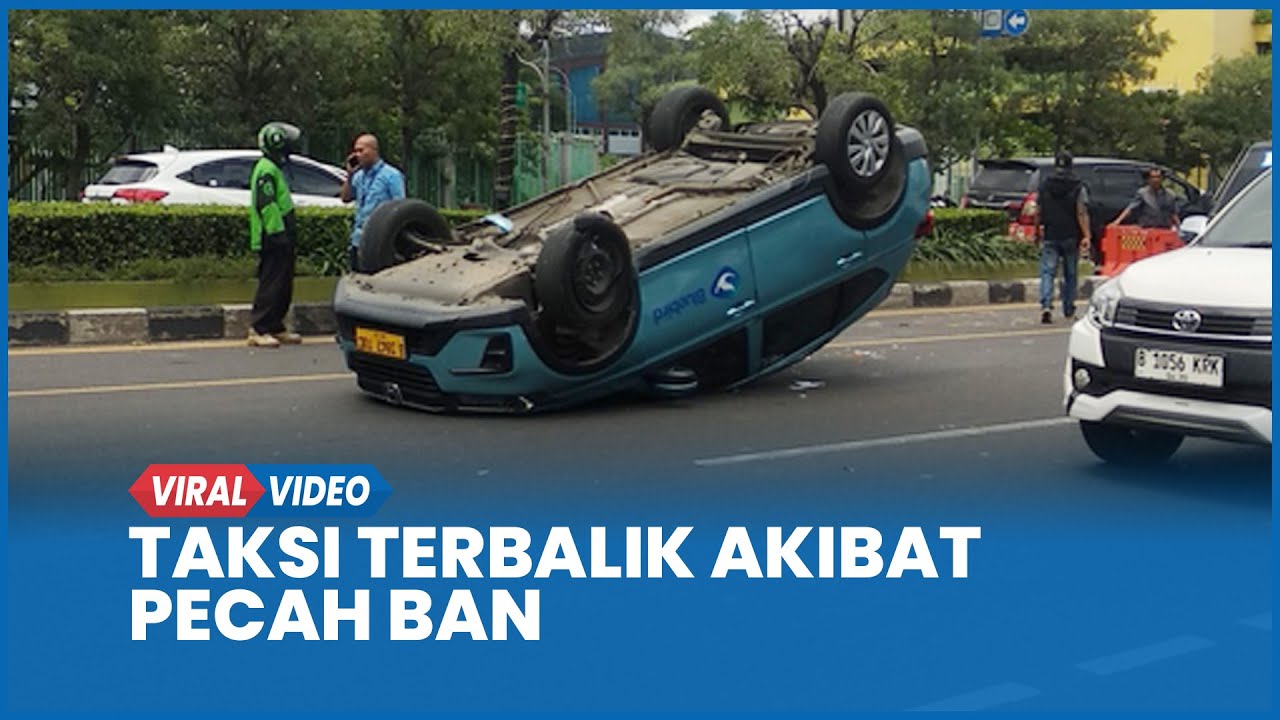 Kecelakaan Taksi Terbalik di Bekasi Akibat Pecah Ban