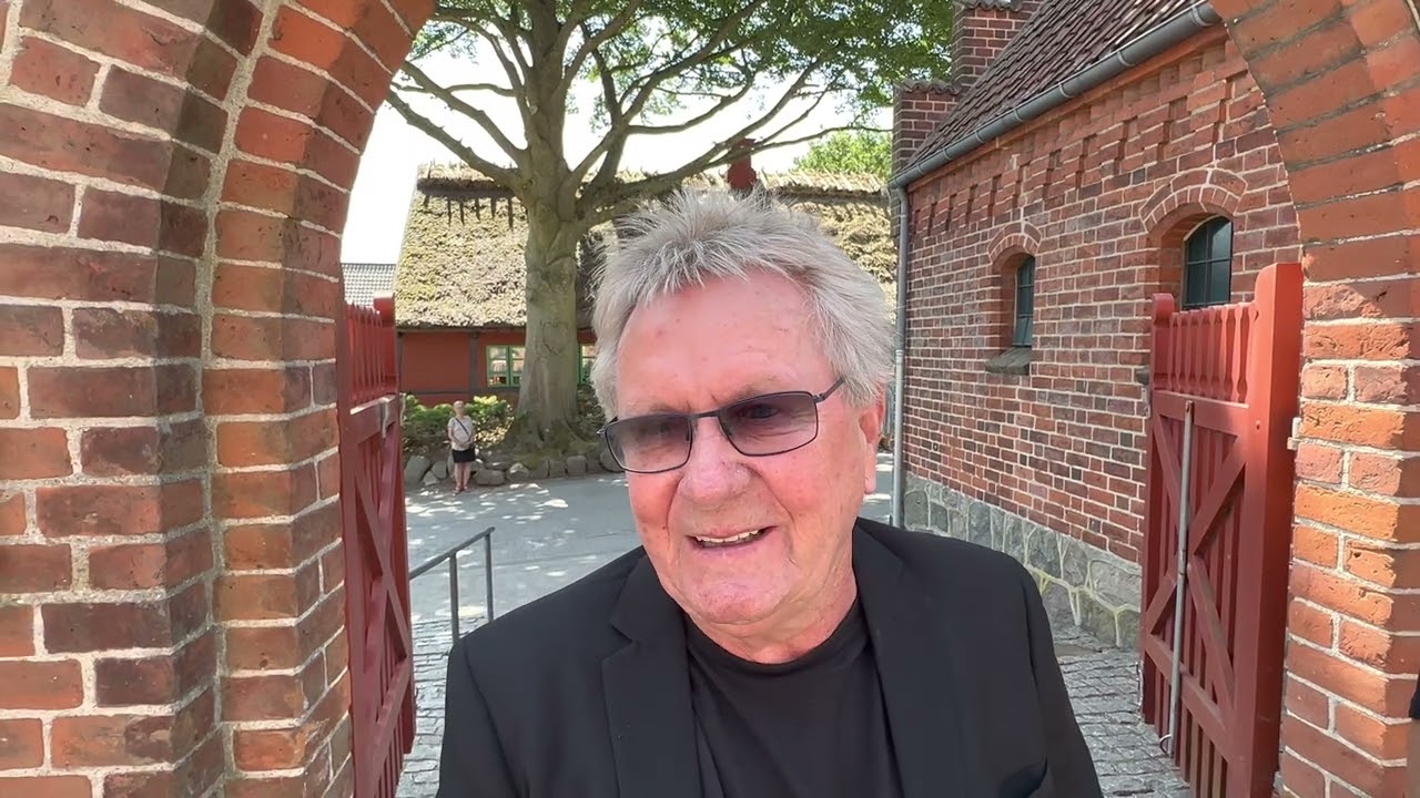 Torben Lendager deltager i Peter Bellis begravelse del 1