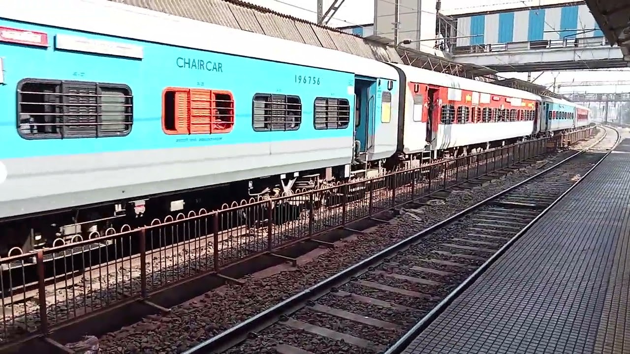 12126 PUNE MUMBAI PRAGATI EXPRESS ARRIVING AT THANE ON BEAUTIFUL MORNING | CENTRAL RAILWAY