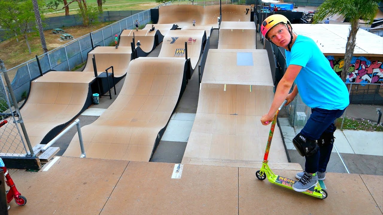TOP SPEED ON SCOOTER ON SKATEPARK RACETRACK!