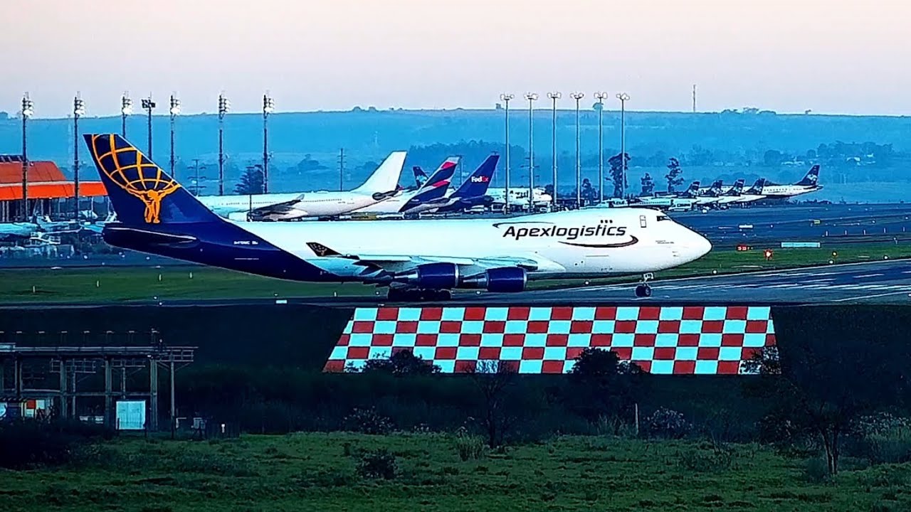 GIGANTE AVIÃO CARGUEIRO APEX LOGISTICS NO AEROPORTO INTERNACIONAL DE VIRACOPOS - BOEING 747-400F 